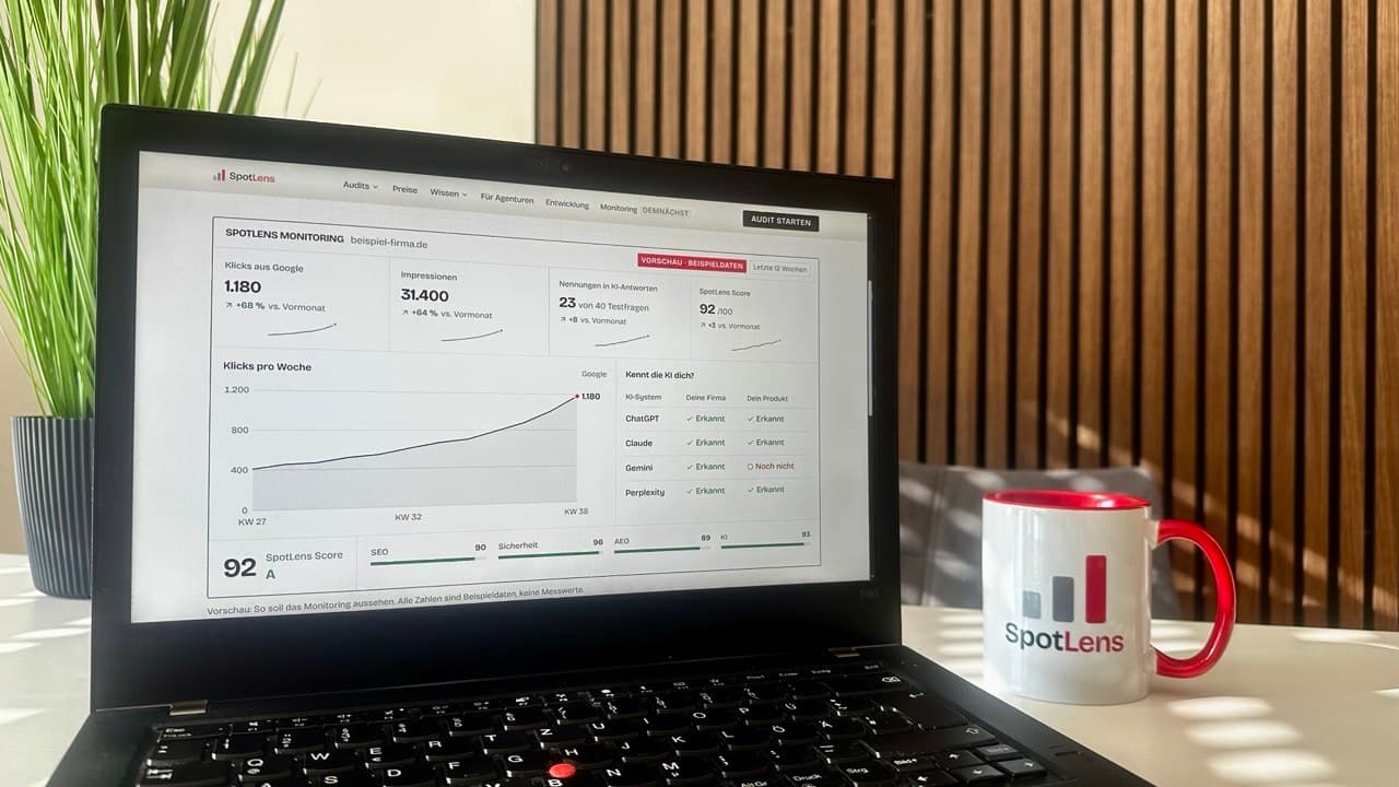 Laptop mit der Vorschau des SpotLens-Monitorings mit Beispieldaten: Klicks aus Google, Nennungen in KI-Antworten und SpotLens Score, daneben eine Tasse mit SpotLens-Logo
